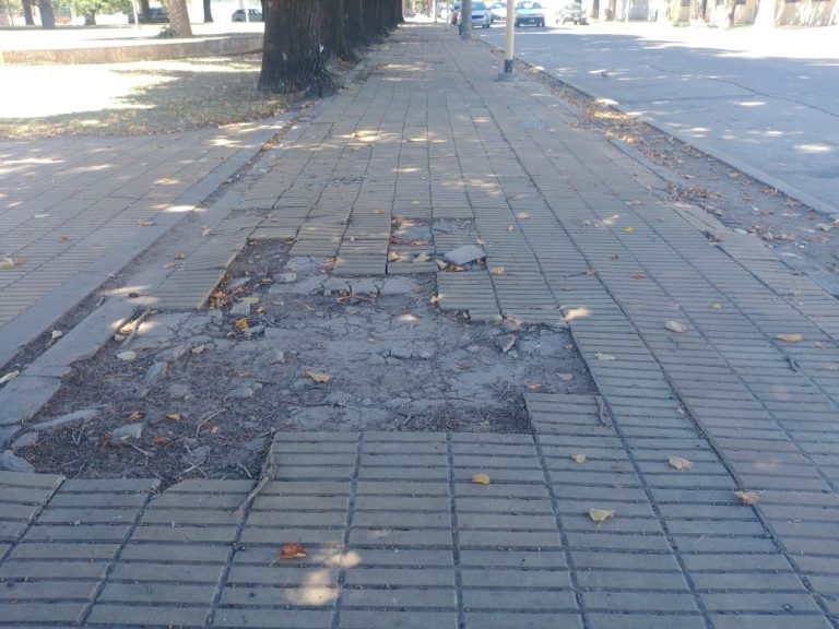 Piden arreglos de veredas en plazas Italia y España