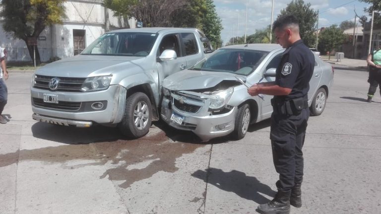 Tránsito peligroso: chocaron dos vehículos