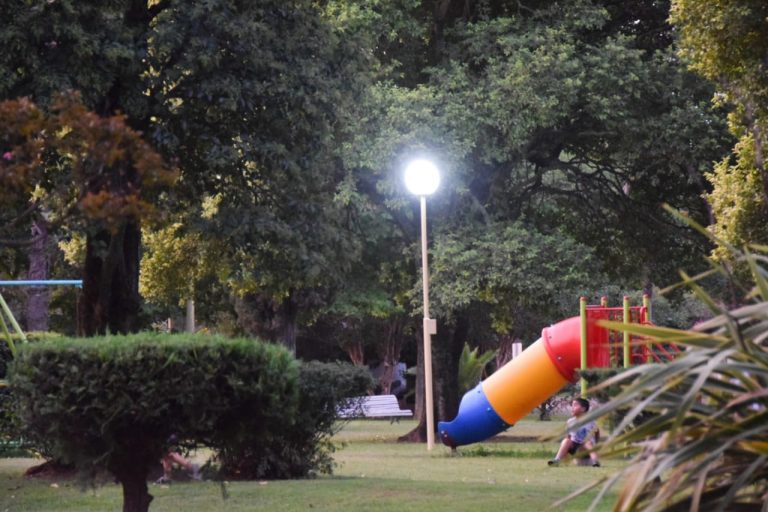 Barroso dejó inaugurada la nueva iluminación led en la plaza