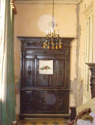 Mueble para colgar sombreros, también con bastonero y paragüero incompleto. El mismo se encontraba en la casa de Nicolás H. Robbio, hoy demolida. Fotografía: Sociedad de Arquitectos de 9 de Julio.