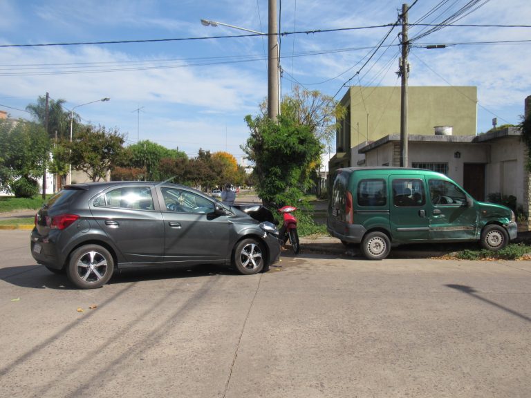 Accidente de tránsito: un vehículo se subió a la vereda