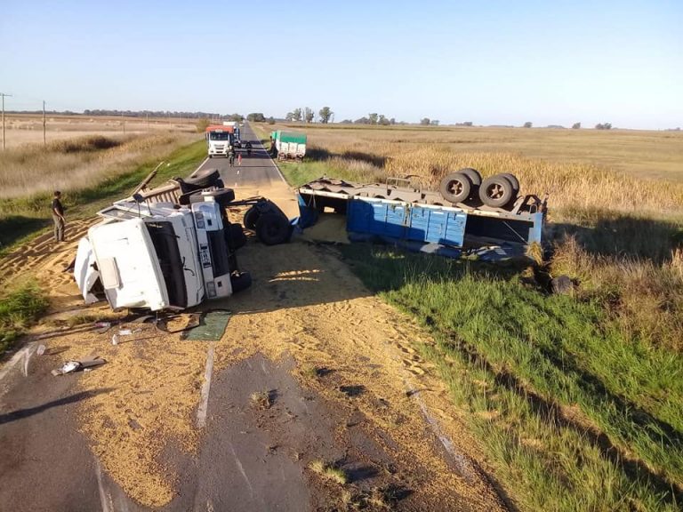 Volcó un camión con acoplado, en Ruta 65