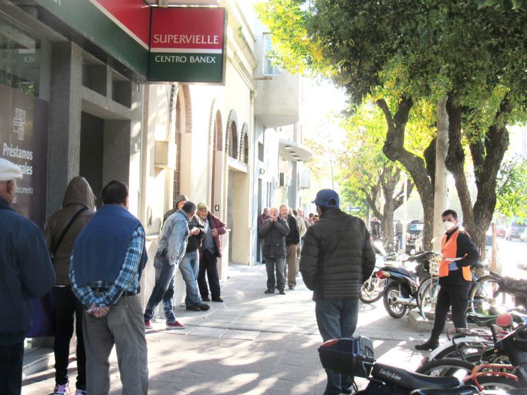 Abrieron los bancos, con largas colas