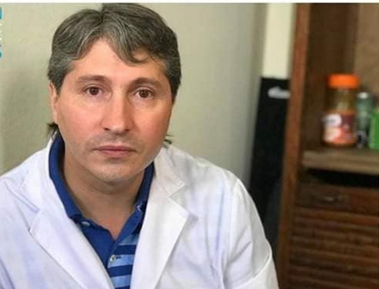 Mientras desarrollaba tareas de inscripción para vacunación, agredieron al director del Hospital