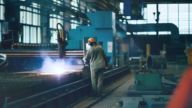 Habilitan actividades industriales en ocho distritos del AMBA