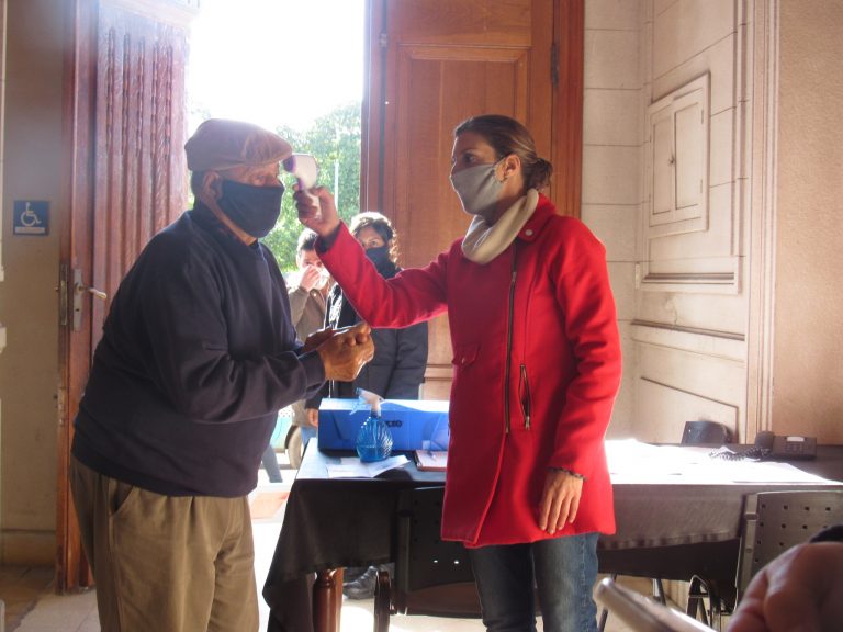 Controlan la temperatura en el ingreso a la Municipalidad