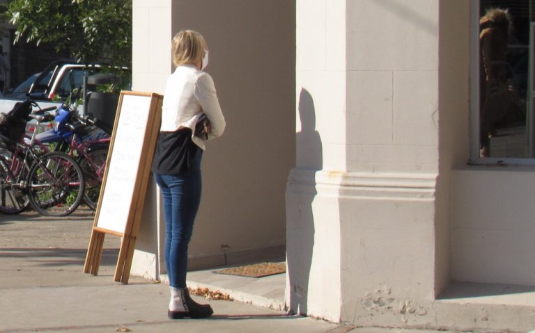 Comerciantes y público respetan las medidas preventivas