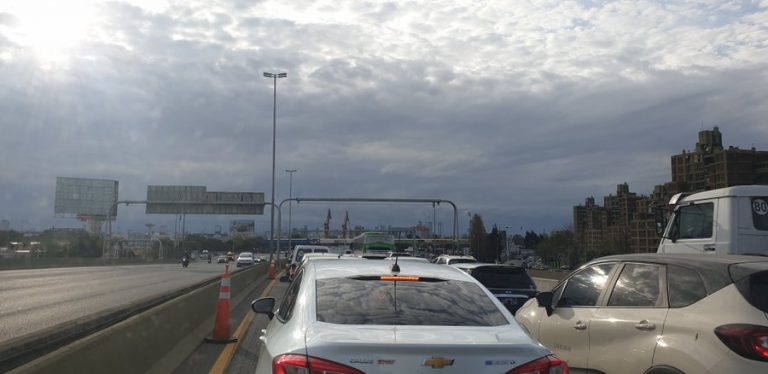 Quejas y largas filas en el primer día de controles estrictos en el AMBA