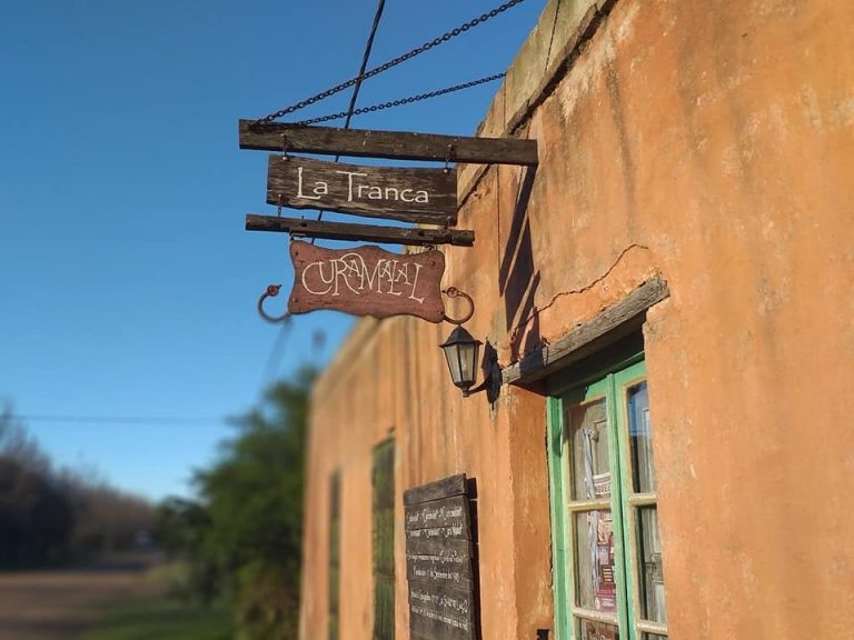 Noches de pulpería con aroma a leña de Cura Malal