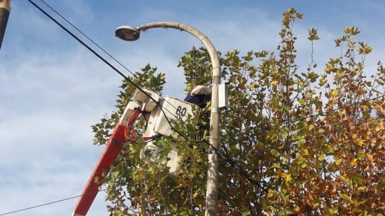 Se continúa con la colocación de nuevas lámparas LED