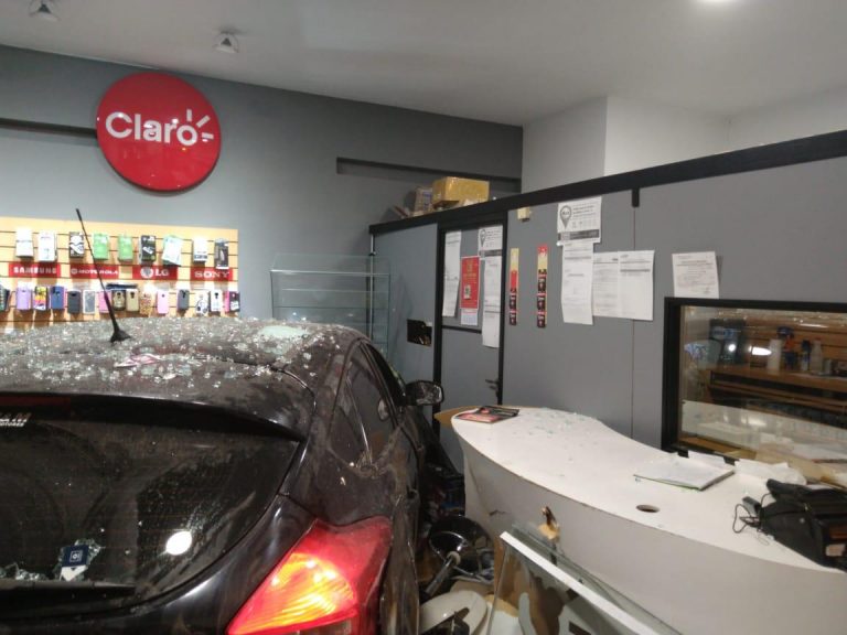 Un automóvil se metió en un comercio céntrico