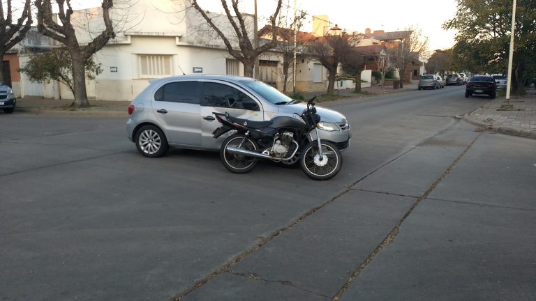 Accidente entre auto y moto