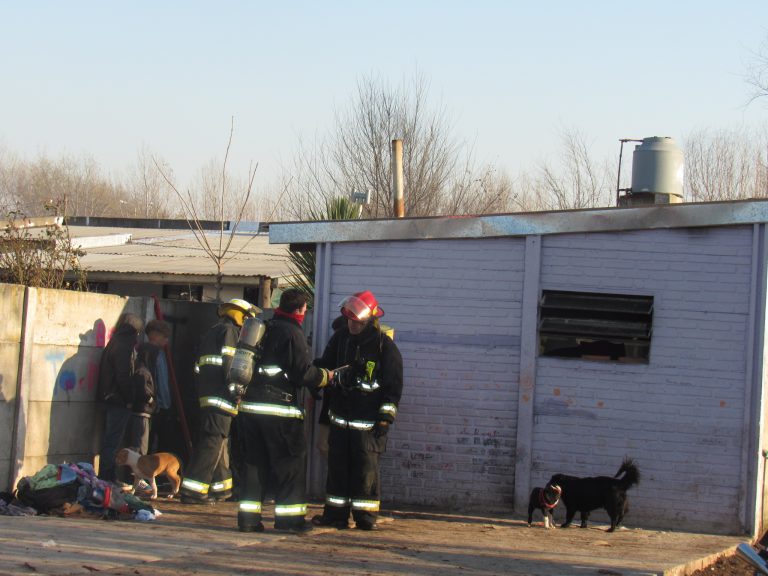 Dos personas sufrieron quemaduras en un incendio