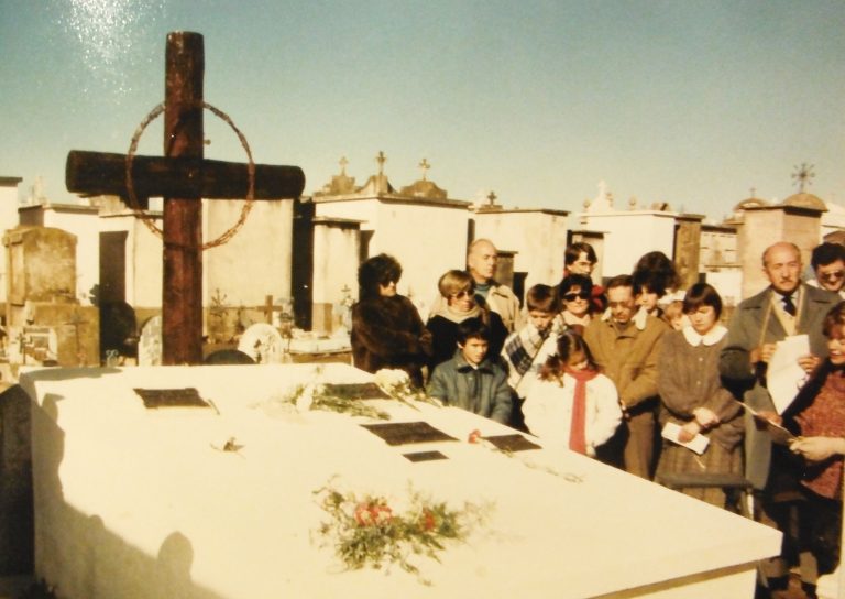 El monumento funerario a Don Manuel Viegas. Homenajes de la comunidad a un vecino altruista