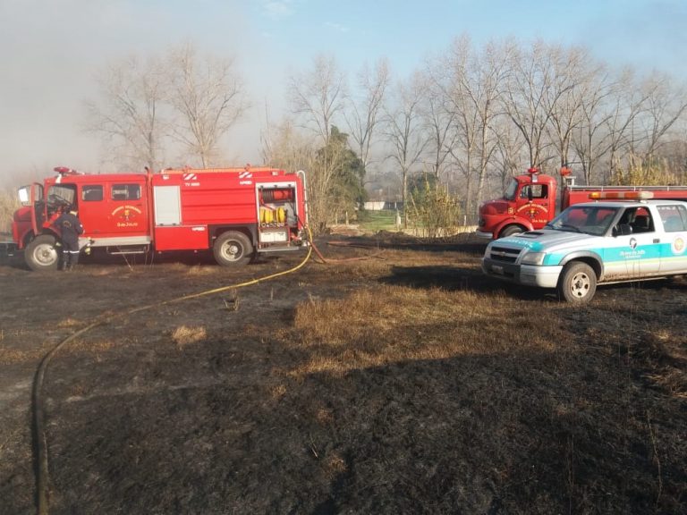 Tres dotaciones de bomberos en un incendio