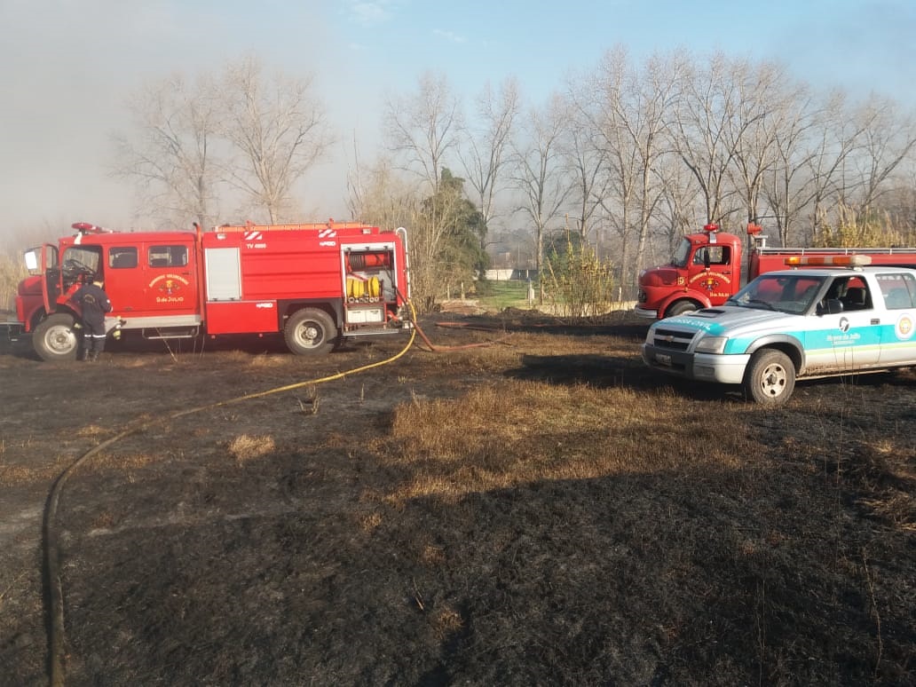 Tres dotaciones de bomberos en un incendio Diario El 9 de Julio