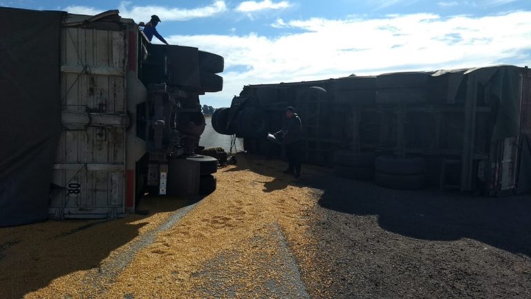 Volcó un camión con acoplado