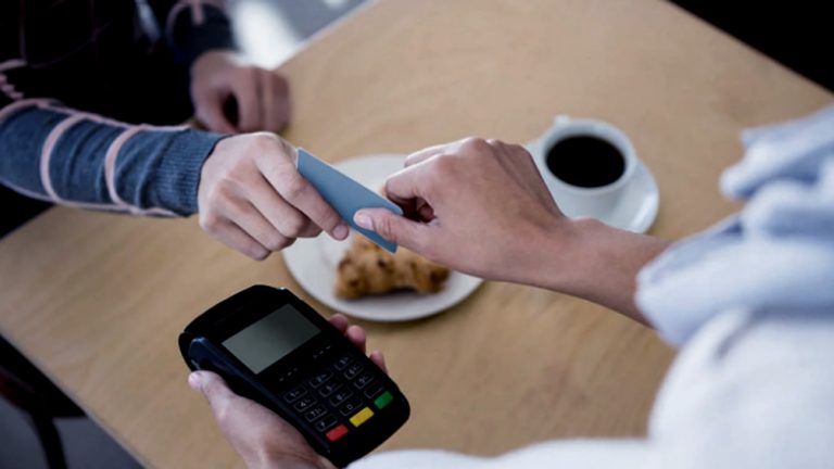 La pandemia provoca una bancarización sin precedentes en el país