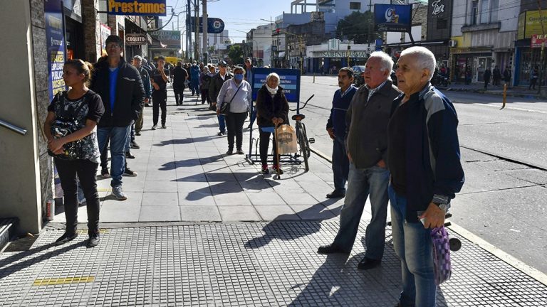 El Gobierno aumentará por decreto a jubilados, con porcentaje uniforme