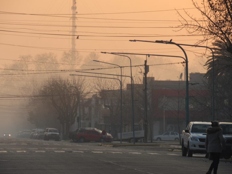 La densa humareda se mantiene en la mañana
