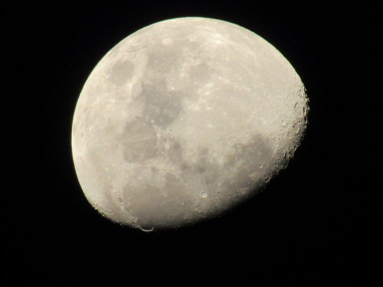 La Luna, Júpiter y Saturno compartieron el brillo