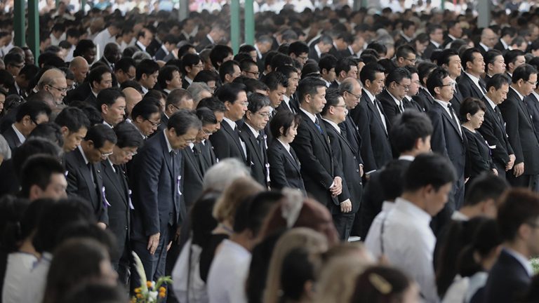 Japón aún llora a sus muertos por las bombas atómicas