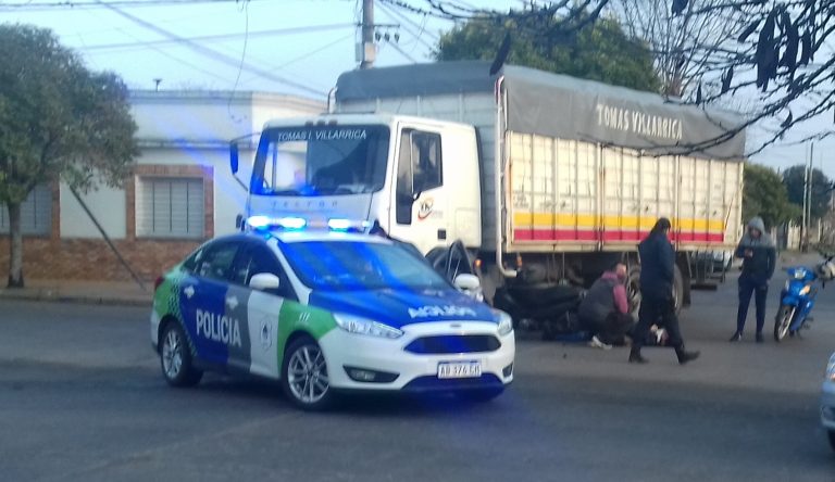 Accidente entre una moto y un camión