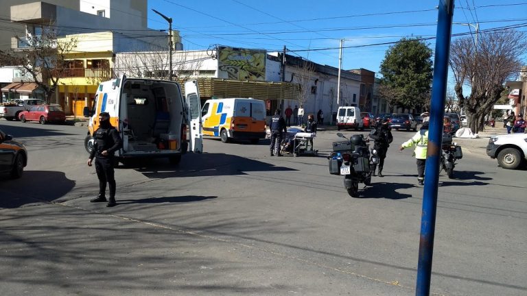 Chocaron un auto y una moto en Mitre y Santa Fe