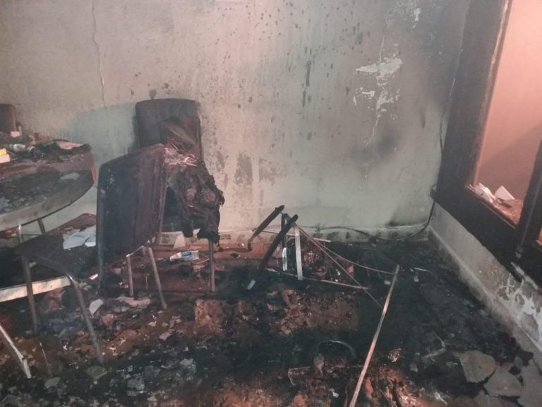 Un hombre logró salir cuando se quemaba su casa