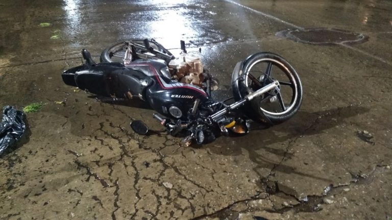 Un automóvil terminó arriba de la vereda