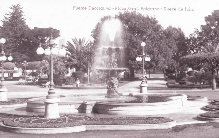 Vestigios franceses en la Plaza «Gral. Belgrano». La fuente y los copones ornamentales