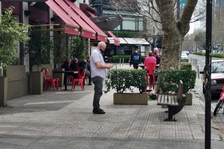 La Plata: autorizan “prueba piloto” para que bares pongan mesas en las veredas