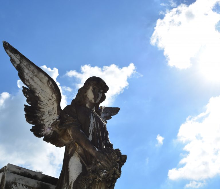 Personajes, historias y leyendas de los cementerios bonaerenses