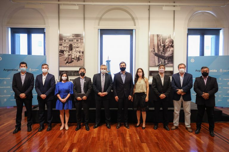 Firmaron contratos para obras hídricas y eléctricas