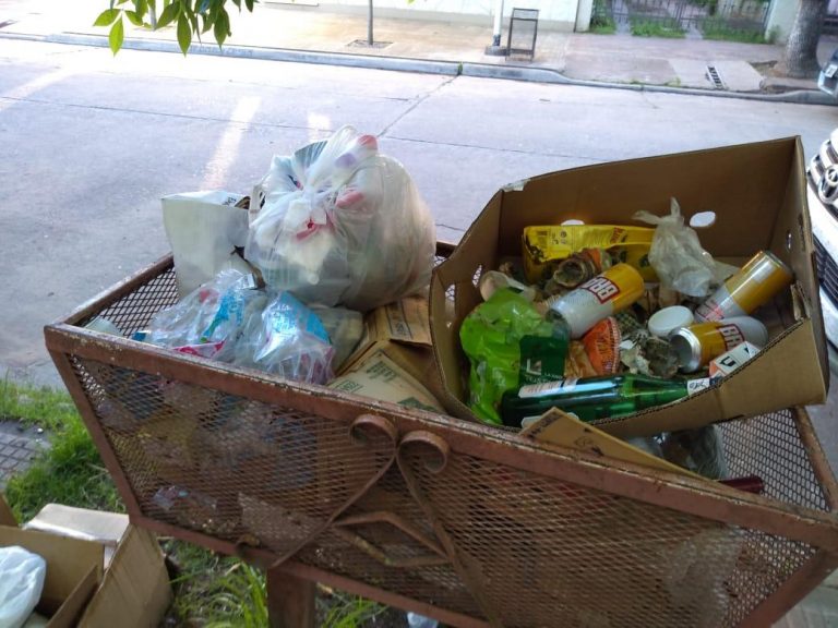 Arrojan basura en el canasto del Hogar Nazareth