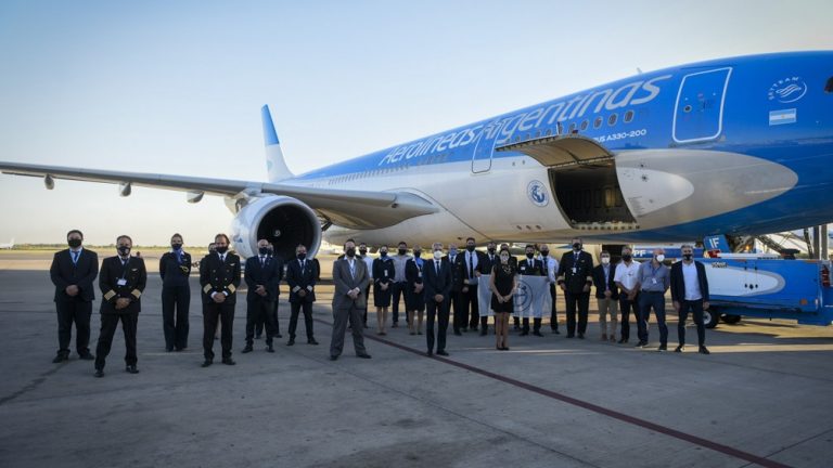 El avión traerá mañana las primeras dosis de vacunas