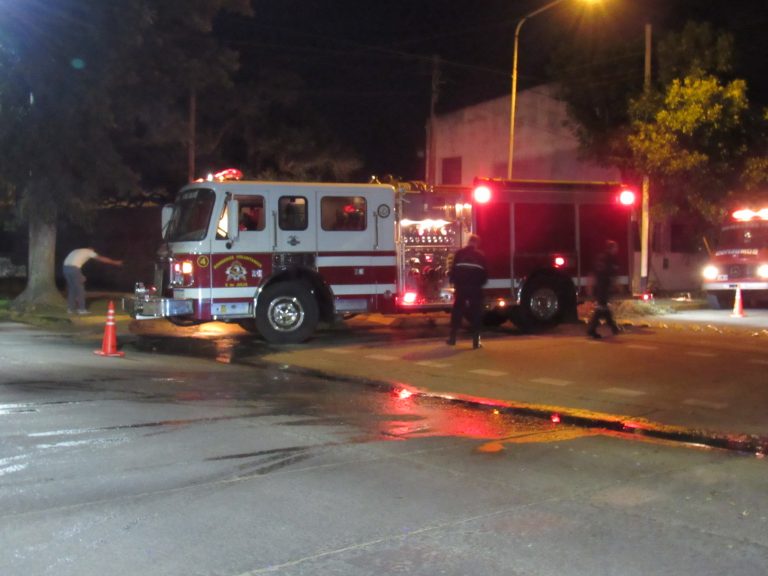 Bomberos colaboró con la limpieza de la Escuela 4