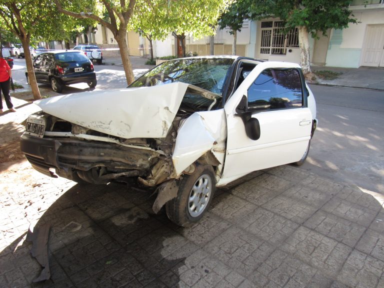 Accidente: un auto terminó en la vereda
