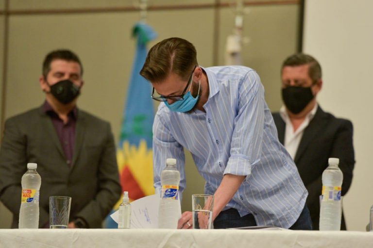 Provincia adjudicó las obras para mejorar el servicio de agua potable en 22 municipios