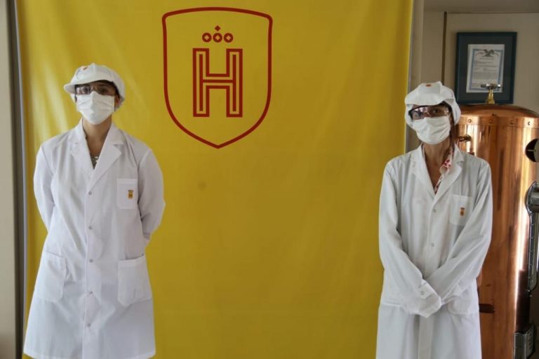 Fernanda Raverta recorrió la fábrica de alfajores Havanna