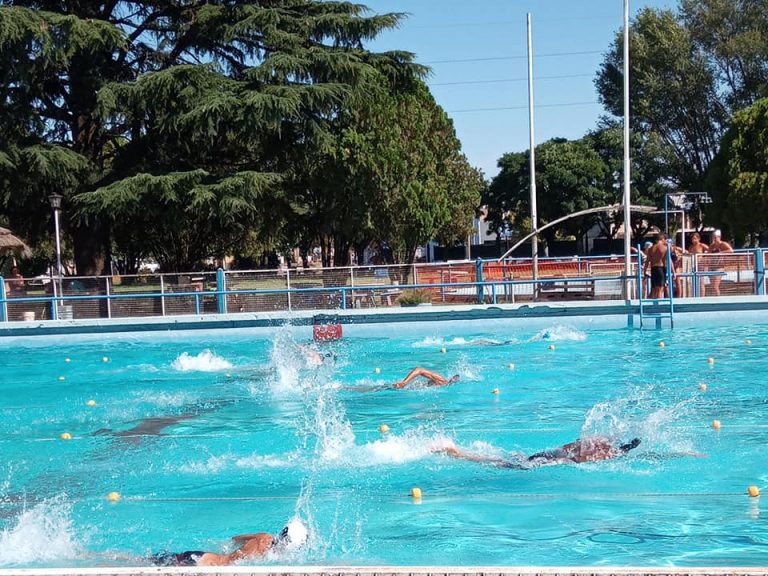 Participaron 90 nadadores en un torneo local