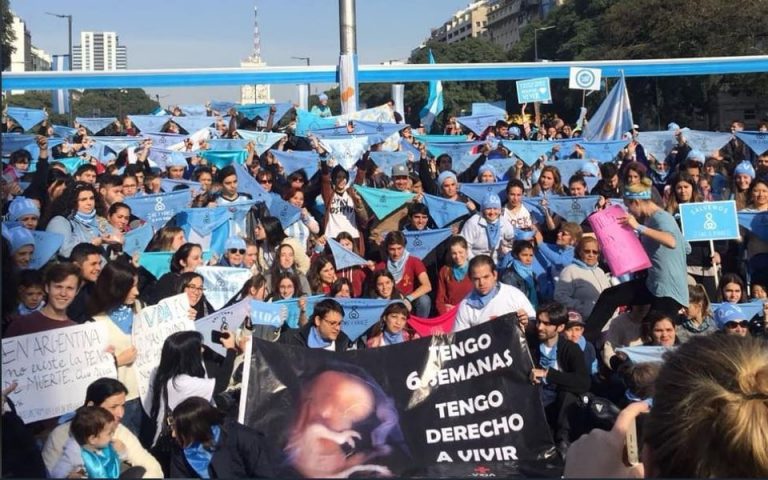 Aparecieron las primeras demandas de inconstitucionalidad del aborto legal