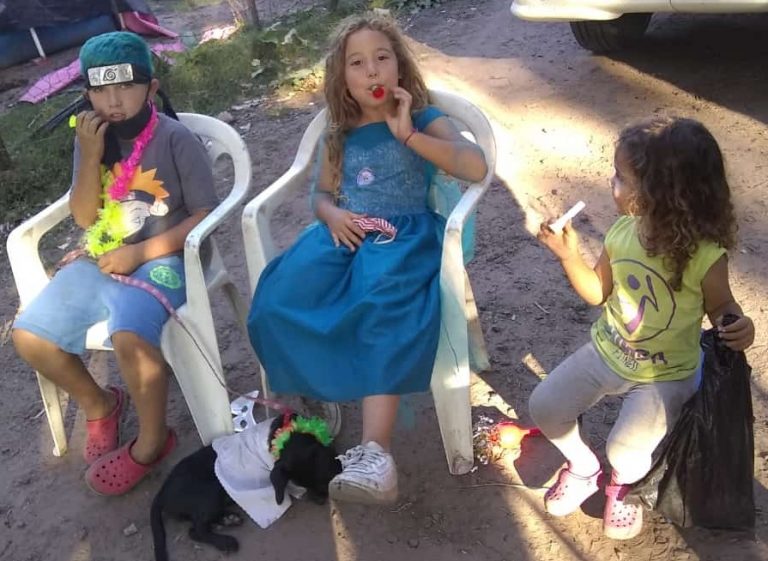 Los niños recibieron con alegría la Caravana del Carnaval