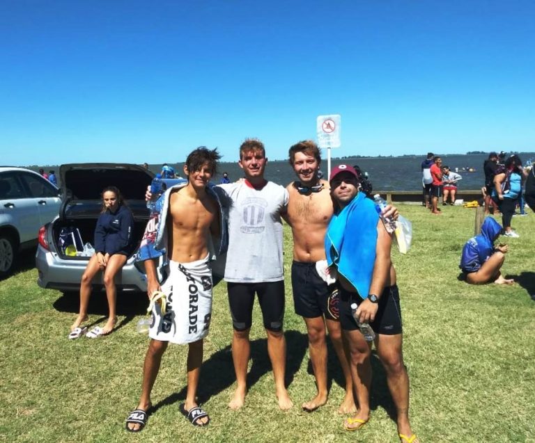 Representantes del Club Atlético en el cruce de la Laguna de Gómez