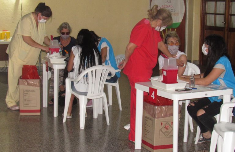 Más de 1750 personas se vacunaron con la primera dosis