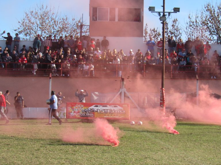 Fútbol: los clubes quieren jugar con público