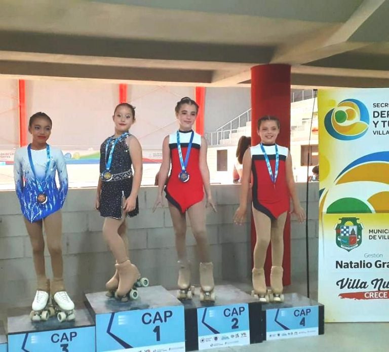 Patinadoras del Club Atlético en el podio