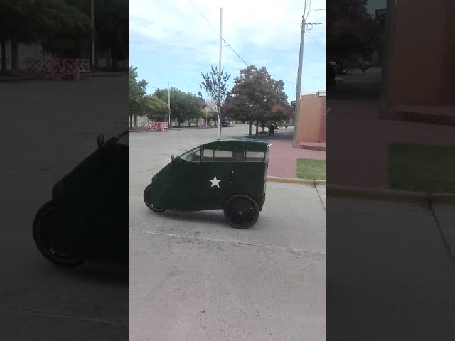 Un triciclo carrozado circula por las calles de la Ciudad