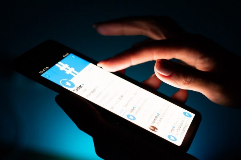 Twitter cancelará cuentas que difundan noticias falsas sobre las vacunas