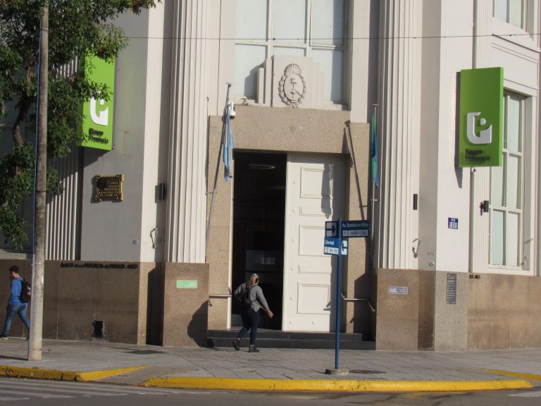 Desde hoy los bancos vuelven a abrir a las 10 horas